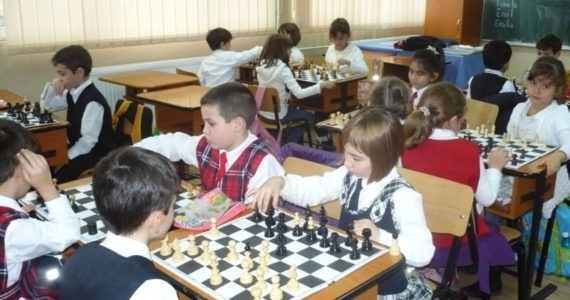 Elevii scutiti la orele de educatie fizica si sport vor practica sahul